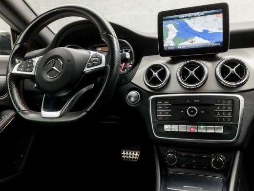 Mercedes CLA-Klasse 180 AMG Sport Automaat (GROOT NAVI, LEDER/ALCANTARA, STOELVERWARMING, SPORTSTOELEN, DIAMOND GRILL... ActivLease financial lease