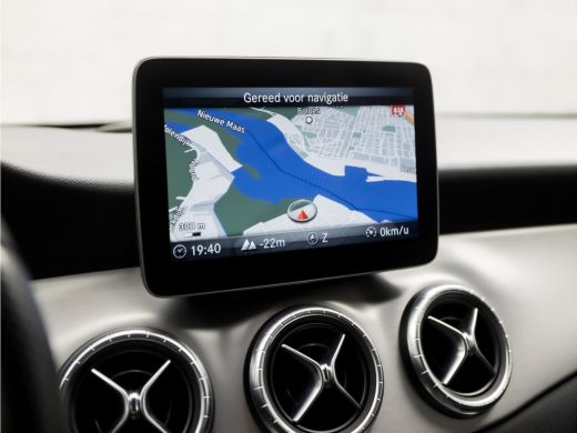 Mercedes CLA-Klasse 180 AMG Sport Automaat (GROOT NAVI, LEDER/ALCANTARA, STOELVERWARMING, SPORTSTOELEN, DIAMOND GRILL... ActivLease financial lease