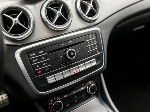 Mercedes CLA-Klasse 180 AMG Sport Automaat (GROOT NAVI, LEDER/ALCANTARA, STOELVERWARMING, SPORTSTOELEN, DIAMOND GRILL... ActivLease financial lease