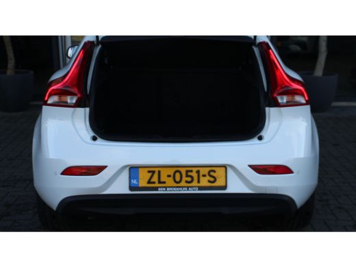 Volvo  V40 T2 Polar+ | Cruise Control | Navigatie | Stoelverwarming | Full-LED | 16-Inch | PDC ActivLease financial lease