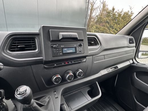 Renault Master 2.3 DCI 136 PK / L1H1 / GLASRESTEEL / 1e EIG. / 2.5T TREKHAAK / IMPERIAAL / CAMERA / AIRCO / CRUISE ActivLease financial lease