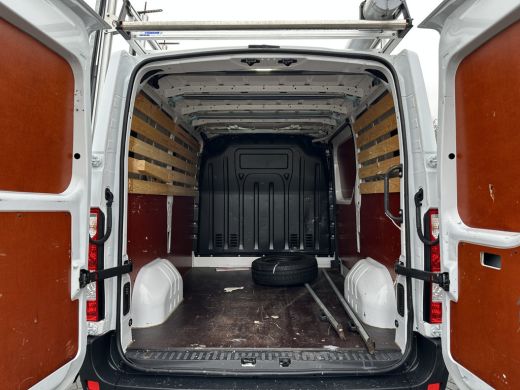 Renault Master 2.3 DCI 136 PK / L1H1 / GLASRESTEEL / 1e EIG. / 2.5T TREKHAAK / IMPERIAAL / CAMERA / AIRCO / CRUISE ActivLease financial lease