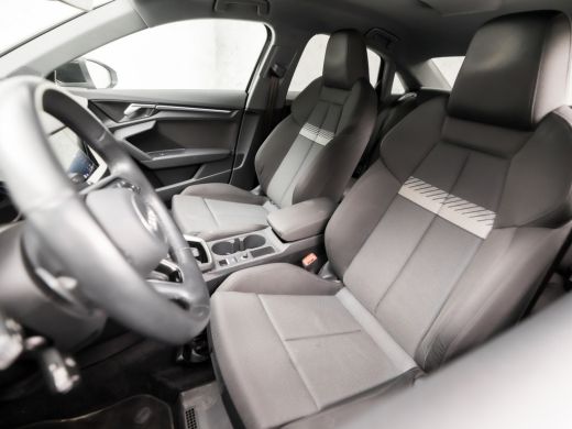 Audi A3 Limousine 30 TFSI Business Sport Automaat (APPLE CARPLAY, GROOT NAVI, CAMERA, GETINT GLAS, DYNAMI... ActivLease financial lease