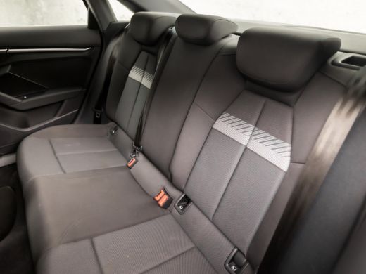 Audi A3 Limousine 30 TFSI Business Sport Automaat (APPLE CARPLAY, GROOT NAVI, CAMERA, GETINT GLAS, DYNAMI... ActivLease financial lease