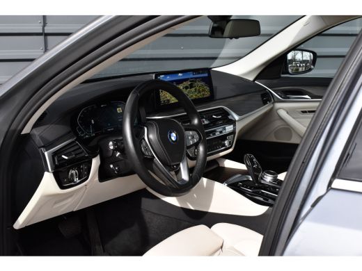 BMW 5 Serie Touring 530e High Executive Luxury Line | Panoramadak | Trekhaak wegklapbaar | Laser Light | Mass... ActivLease financial lease