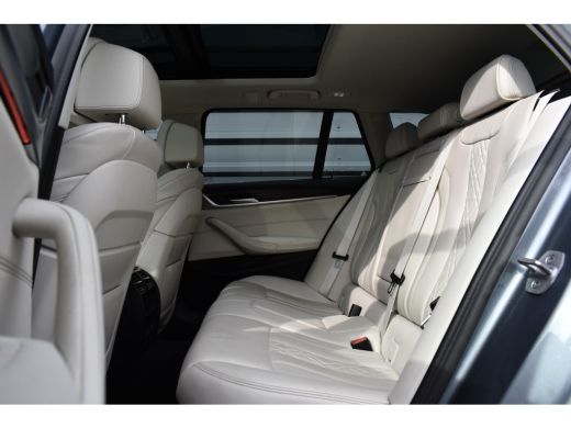 BMW 5 Serie Touring 530e High Executive Luxury Line | Panoramadak | Trekhaak wegklapbaar | Laser Light | Mass... ActivLease financial lease