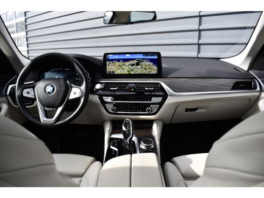 BMW 5 Serie Touring 530e High Executive Luxury Line | Panoramadak | Trekhaak wegklapbaar | Laser Light | Mass... ActivLease financial lease