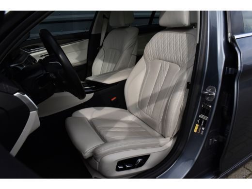 BMW 5 Serie Touring 530e High Executive Luxury Line | Panoramadak | Trekhaak wegklapbaar | Laser Light | Mass... ActivLease financial lease