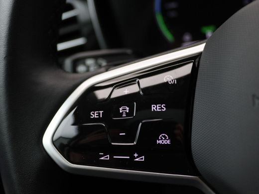 Volkswagen Touareg 3.0 TSi eHybrid 4MOTION Elegance 381PK DSG luchtvering, elektrisch verstelbare stoelen, matrix le... ActivLease financial lease