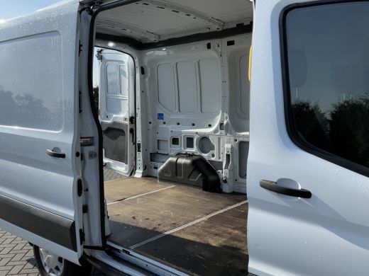 Ford Transit 350 2.0 TDCI 131 PK / L2H2 / 2.8 TON TREKKEN / 1e EIG. / AIRCO / CRUISE / PDC / ActivLease financial lease
