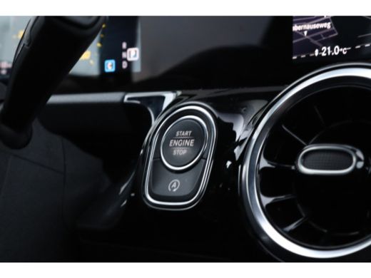 Mercedes GLA 180 AMG Line | Camera | Stoelverwarming | Cruise Control | Elektr. klep | PDC V/A | Navi ActivLease financial lease