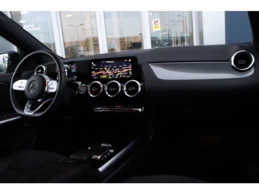 Mercedes GLA 180 AMG Line | Camera | Stoelverwarming | Cruise Control | Elektr. klep | PDC V/A | Navi ActivLease financial lease