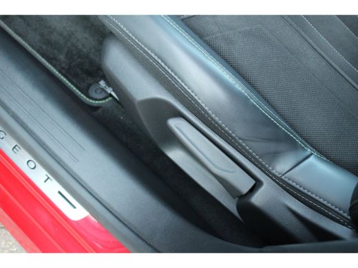 Peugeot 208 Peugeot 5drs 1.2 PureTech 100pk GT Pack | Navigatie | Stoelverwarming | Alcantara | Camera | Blac... ActivLease financial lease