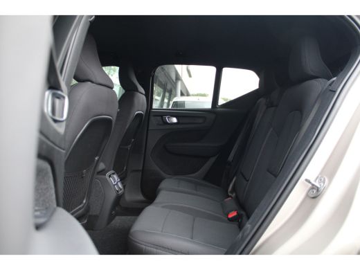 Volvo  XC40 Recharge Core 70 kWh | Climate Pack | Getint Glas | Camera | 19-Inch ActivLease financial lease