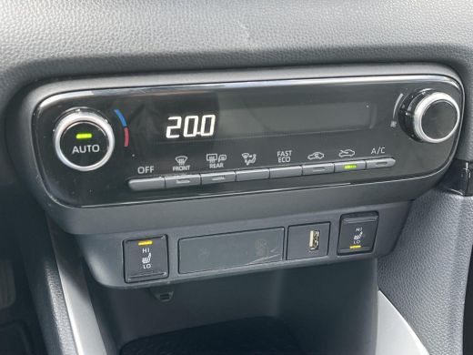 Toyota Yaris 1.5 Hybrid Dynamic | Carplay | Stoelverwarming | Licht metalen velgen | LED koplampen | ActivLease financial lease