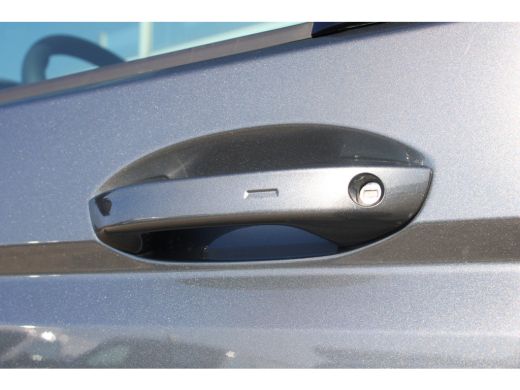 Volkswagen Multivan eHybrid | Bulli | 4Motion | L2 | 245 PK | Alcantara | Panoramadak | Trekhaak | Camera ActivLease financial lease