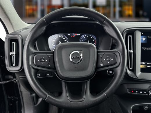 Volvo  XC40 T2 A/T Momentum Core | 17" | Stoelverwarming | ActivLease financial lease
