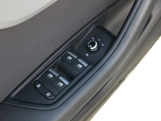 Audi A4 Avant 35 TFSI Launch edition Business TREKHAAK 1e EIG AUTOMAAT ActivLease financial lease