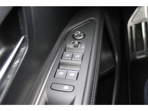 Peugeot 3008 Peugeot 1.6 HYbrid 225 pk GT | panorama dak| | Achteruitrijcamera | Afwijkende dakkleur | Apple C... ActivLease financial lease