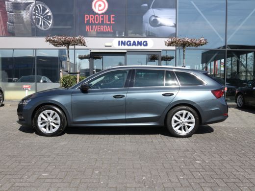 Skoda Octavia Combi 1.5 TSI First Edition NIEUWE MODEL 1e eigenaar ActivLease financial lease
