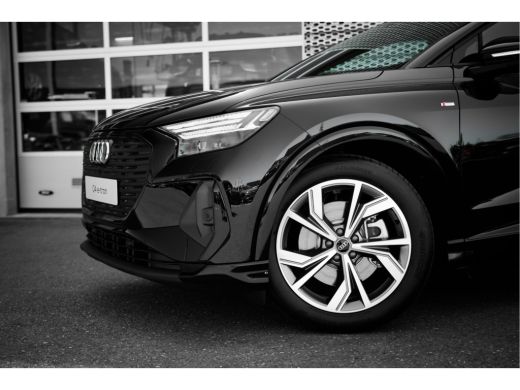 Audi Q4 e-tron S edition | Achterklep, automatisch bedienbaar | Achteruitrijcamera | Adaptive cruise control ActivLease financial lease
