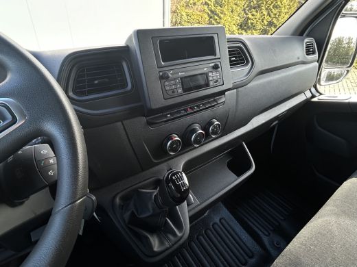 Renault Master 2.3 dCi 136 PK / 2x SCHUIFDEUR / L1H1 / 1e. EIG. / 2.5 TONS TREKHAAK / AIRCO / CRUISE / 3-ZITS ActivLease financial lease