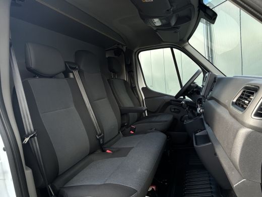 Renault Master 2.3 dCi 136 PK / 2x SCHUIFDEUR / L1H1 / 1e. EIG. / 2.5 TONS TREKHAAK / AIRCO / CRUISE / 3-ZITS ActivLease financial lease