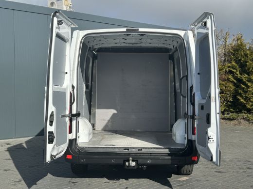 Renault Master 2.3 dCi 136 PK / 2x SCHUIFDEUR / L1H1 / 1e. EIG. / 2.5 TONS TREKHAAK / AIRCO / CRUISE / 3-ZITS ActivLease financial lease