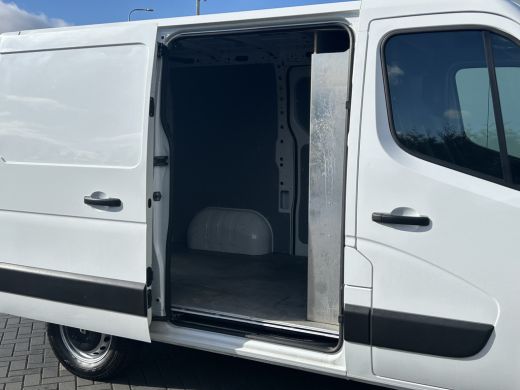 Renault Master 2.3 dCi 136 PK / 2x SCHUIFDEUR / L1H1 / 1e. EIG. / 2.5 TONS TREKHAAK / AIRCO / CRUISE / 3-ZITS ActivLease financial lease
