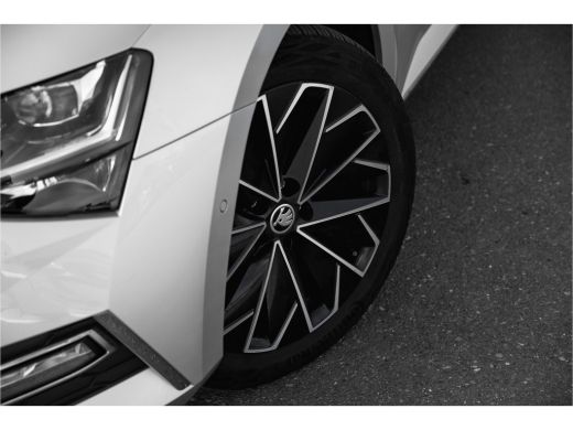 Skoda Superb Combi 1.4 TSI iV 218 pk Laurin & Klement | Trekhaak | Leder | Adapt. Cruise | Camera ActivLease financial lease
