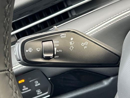 Volkswagen ID.7 Tourer Volkswagen Pro Business | Achterbank in ongelijke delen neerklapbaar incl. middenarmsteun en door... ActivLease financial lease