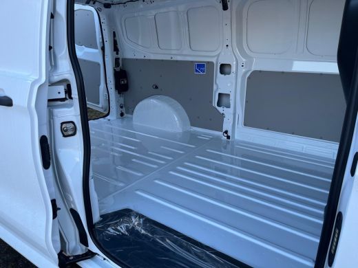 Volkswagen Transporter 2.0 TDI L2H1 30 Life BPM Vrij | PDC V+A | Camera achter | Bijrijdersbank | Apple CarPlay | ActivLease financial lease