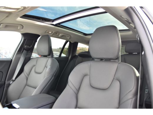 Volvo  V60 Volvo T6 Plug-in hybrid AWD Plus Dark | Keyless | Pano | Trekhaak | Stoel/Stuurverwarming | ActivLease financial lease