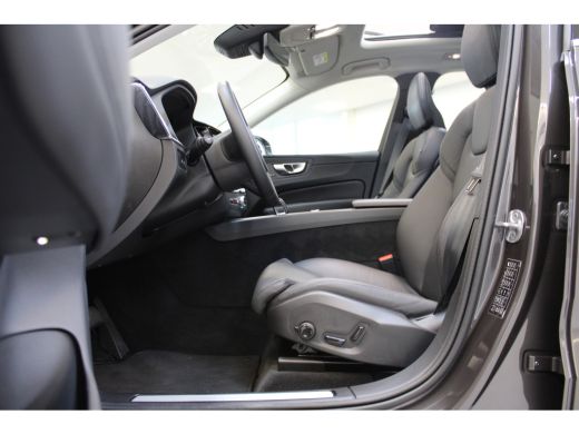 Volvo  XC60 T6 350PK AWD Plus Bright | All Season | Panoramadak | Adapt LED | Iso Glas | Alarm ActivLease financial lease