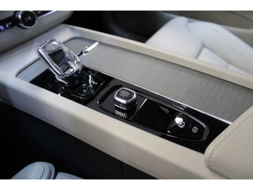 Volvo  XC60 Volvo T6 350PK AWD Ultimate Dark | Luchtvering | Massage | Gelaagd Glas | 22'' | 360º view | HUD ActivLease financial lease