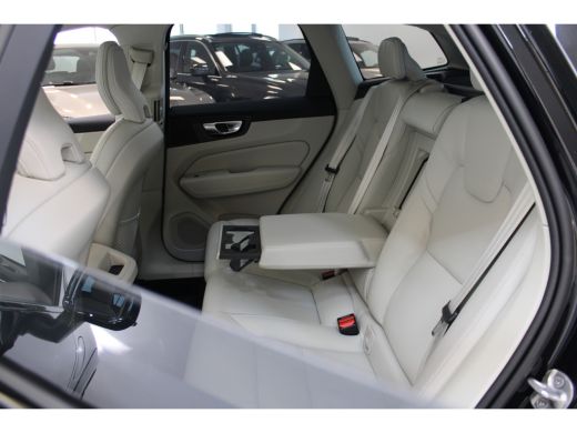 Volvo  XC60 Volvo T6 350PK AWD Ultimate Dark | Luchtvering | Massage | Gelaagd Glas | 22'' | 360º view | HUD ActivLease financial lease