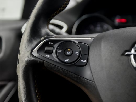 Opel Crossland X 1.2 Turbo Innovation Sport Automaat (APPLE CARPLAY, GROOT NAVI, STUUR/STOELVERWARMING, GETINT GLA... ActivLease financial lease
