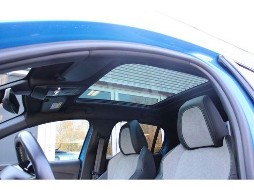 Peugeot e-208 EV GT 350 50 kWh | PANODAK | LEDER | 360° CAMERA | DEALER OH! | 17'' LMV | STOELVERWARMING | NL-A... ActivLease financial lease