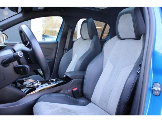 Peugeot e-208 EV GT 350 50 kWh | PANODAK | LEDER | 360° CAMERA | DEALER OH! | 17'' LMV | STOELVERWARMING | NL-A... ActivLease financial lease