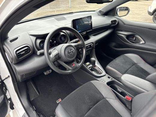 Toyota Yaris 1.5 Hybrid GR Sport **STOELVERWARMING/DODEHOEK DETECTIE/ KEYLESS/ 36 MAANDEN GARANTIE** ActivLease financial lease
