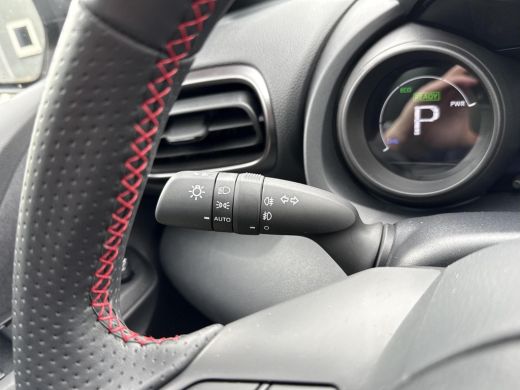 Toyota Yaris 1.5 Hybrid GR Sport **STOELVERWARMING/DODEHOEK DETECTIE/ KEYLESS/ 36 MAANDEN GARANTIE** ActivLease financial lease