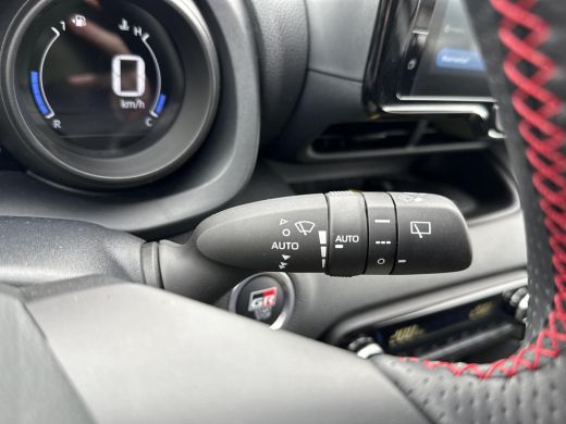 Toyota Yaris 1.5 Hybrid GR Sport **STOELVERWARMING/DODEHOEK DETECTIE/ KEYLESS/ 36 MAANDEN GARANTIE** ActivLease financial lease