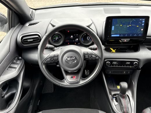 Toyota Yaris 1.5 Hybrid GR Sport **STOELVERWARMING/DODEHOEK DETECTIE/ KEYLESS/ 36 MAANDEN GARANTIE** ActivLease financial lease
