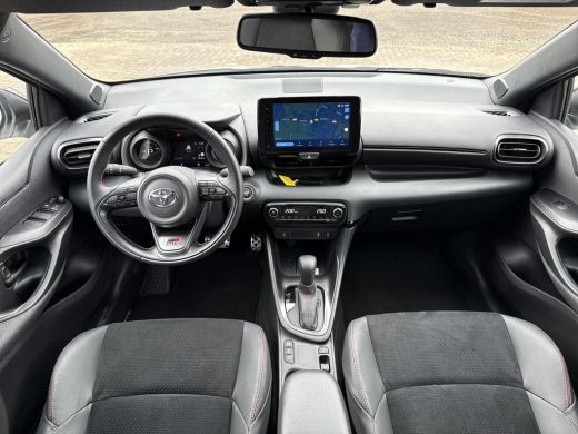 Toyota Yaris 1.5 Hybrid GR Sport **STOELVERWARMING/DODEHOEK DETECTIE/ KEYLESS/ 36 MAANDEN GARANTIE** ActivLease financial lease