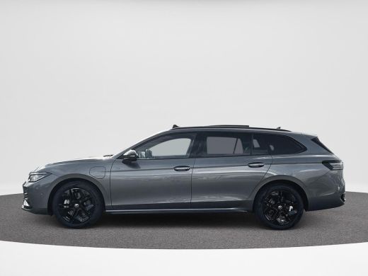 Volkswagen Passat Variant 1.5 eHybrid R-Line PHEV | R-Line Black | 272Pk | Leder | Trekhaak | Pano Dak | Head Up Di... ActivLease financial lease