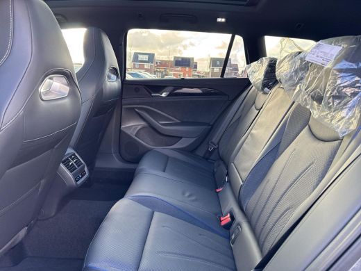Volkswagen Passat Variant 1.5 eHybrid R-Line PHEV | R-Line Black | 272Pk | Leder | Trekhaak | Pano Dak | LED Matrix | ActivLease financial lease
