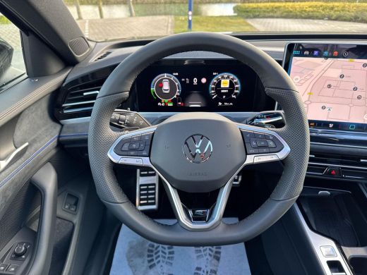 Volkswagen Passat Variant 1.5 eHybrid R-Line PHEV | R-Line Black | 272Pk | Leder | Trekhaak | Pano Dak | LED Matrix | ActivLease financial lease
