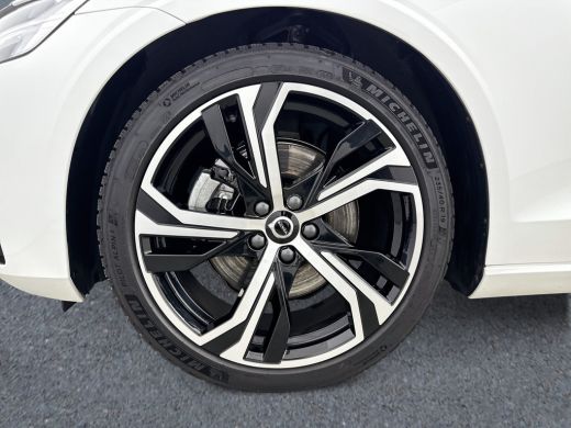 Volvo  V60 B4 Plus Dark | 19" | Panoramadak | Full LED | Getint glas | Elektrisch verst. stoelen | Stoel/stu... ActivLease financial lease