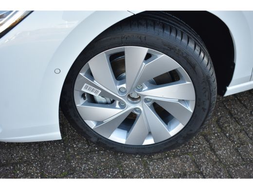 Volkswagen Golf Volkswagen Life Edition eHybrid | 'App-Connect' draadloze smartphone integratie | Achterbank in o... ActivLease financial lease