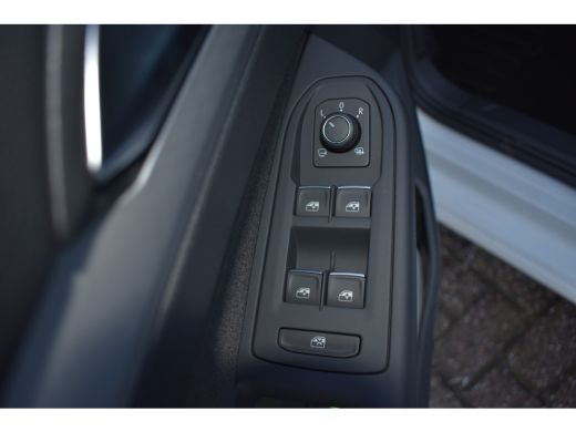 Volkswagen Golf Volkswagen Life Edition eHybrid | 'App-Connect' draadloze smartphone integratie | Achterbank in o... ActivLease financial lease